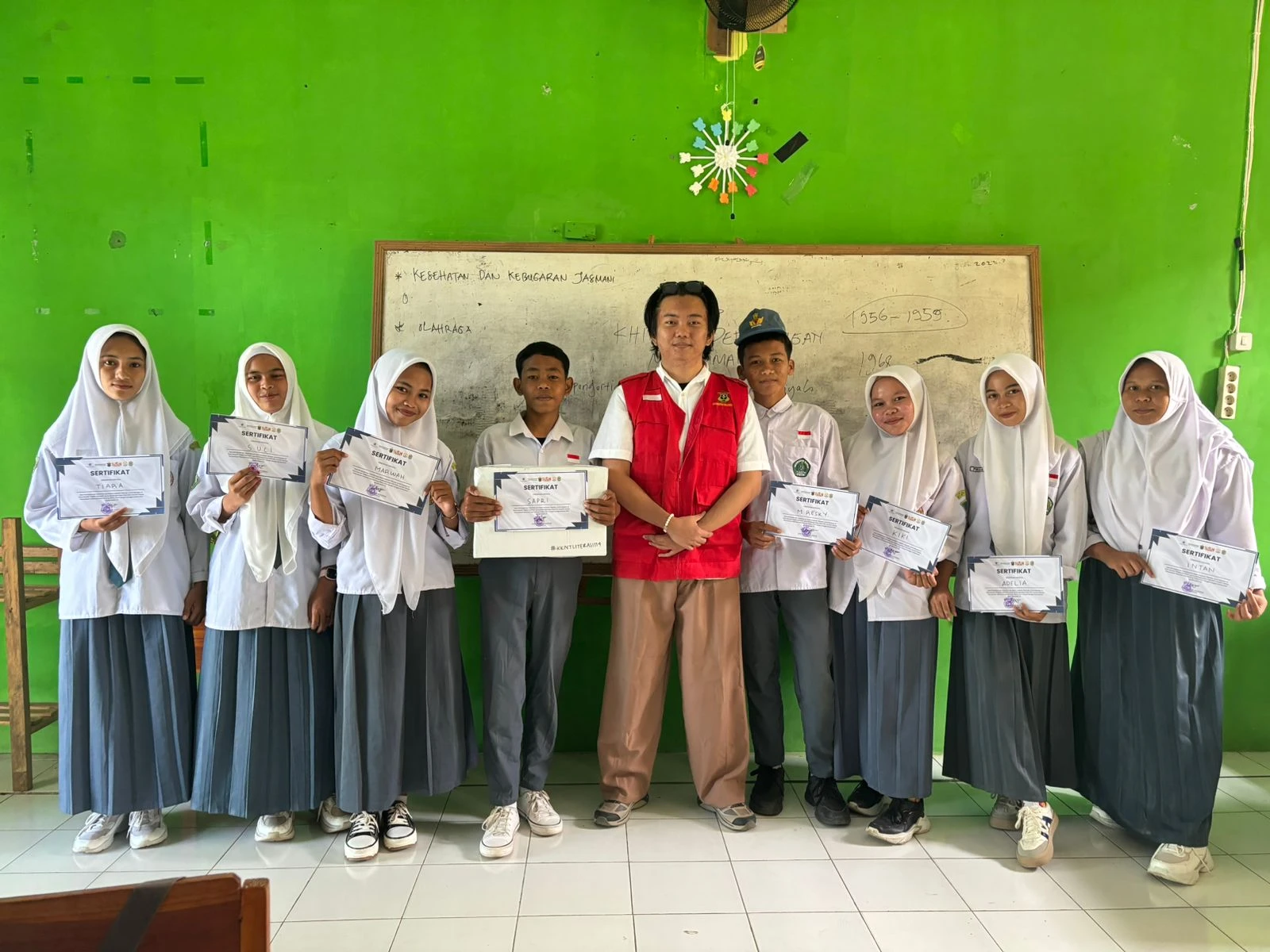 Kebanggaan terpancar dari wajah siswa MA Muhammadiyah Tombo-Tombolo saat menerima sertifikat setelah berhasil menyelesaikan program 